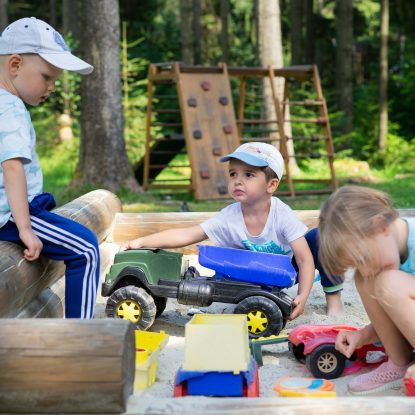 Thérapie familiale et EMDR après l'abus et la négligence des enfants : effets modérateurs du style d'attachement de l'enfant et des symptômes du TSPT sur les résultats du traitement.