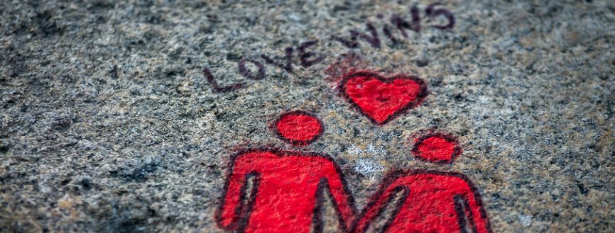Inclusion des personnes issues de minorités sexuelles et de genre dans les essais cliniques des traitements de première ligne du TSPT : une revue systématique