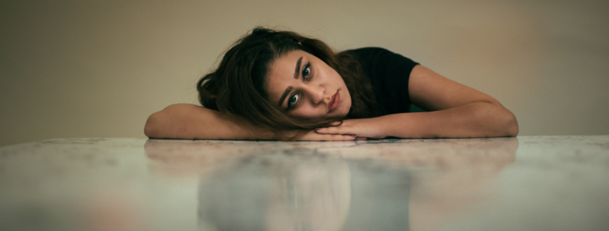 Femme en chemise noir à manche courte